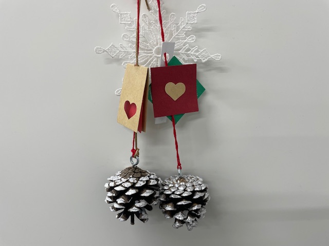 アロマが香る松ぼっくりのオーナメントをつくろう！（バレンタイン編）